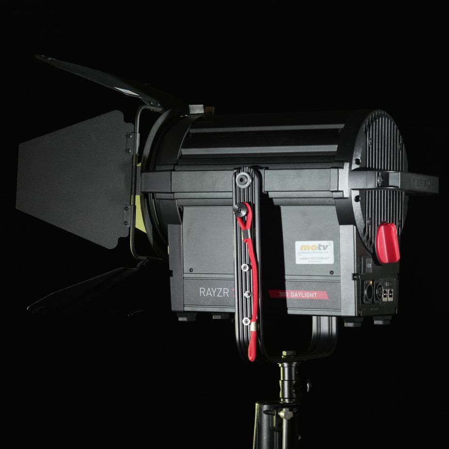 RAYZR 7 300W LED Fresnel